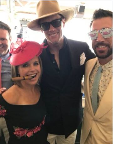 Tom Brady aceptó una fotografía junto a la periodista Katie Couric y un tipo que venía de una despedida de soltero y que responde al nombre de Aaron Rodgers.