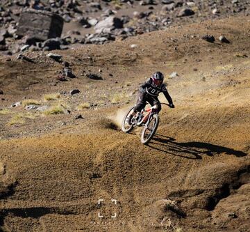 Es una luchadora. En 2006, la corredora de mountain bike tuvo una caída en su bicicleta que estuvo cerca de matarla, mientras entrenaba en Canadá: sufrió una fractura de fémur, daño neurológico y quedó inconsciente. Pasó dos meses en coma. Cuando despertó no podía comer, caminar ni hablar. Superó aquello y dos nuevos accidentes graves para agigantar su leyenda.