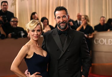 Sara Wells y Noah Wyle  a su llegada a la gala de los Globos de Oro.