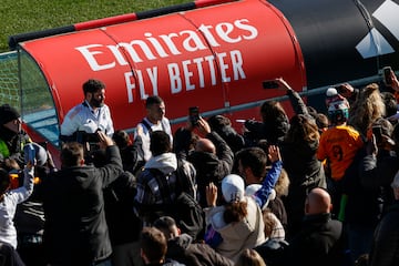 Los jugadores del Real Madrid al final del entrenamiento  atendieron a los aficionados que se dieron cita en el Di Stéfano, un día especial para la comunión del madridismo.