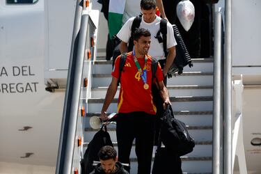 Rodri bajando del avión que les ha traído a Madrid desde Alemania. 