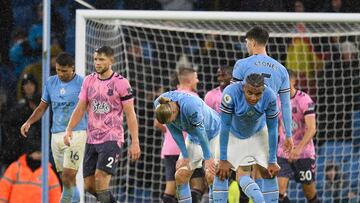 Manchester City players react on the final whistle in the English Premier League football match between Manchester City and Everton at the Etihad Stadium in Manchester, north west England, on December 31, 2022. - The game finished 1-1. (Photo by Oli SCARFF / AFP) / RESTRICTED TO EDITORIAL USE. No use with unauthorized audio, video, data, fixture lists, club/league logos or 'live' services. Online in-match use limited to 120 images. An additional 40 images may be used in extra time. No video emulation. Social media in-match use limited to 120 images. An additional 40 images may be used in extra time. No use in betting publications, games or single club/league/player publications. / 