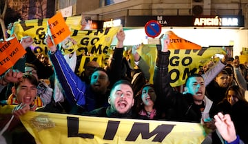 Aficionados del Valencia protestando contra la gestión de Peter Lim antes del partido ante el Athletic.