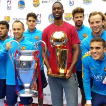 Barnes, con la plantilla del Barça de fútbol. Dos campeones.