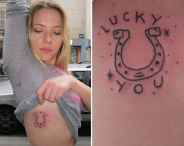 La actriz Scarlett Johansson tiene esta herradura tatuada en su costado que le recuerda lo afortunada que es.