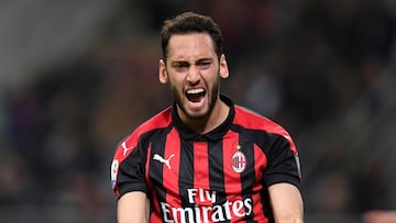 Hakan Calhanoglu, en un partido con el Milan.