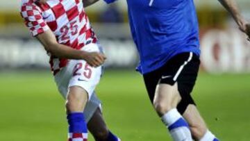 Croatia&#039;s Ivo Ilicevic (L) vies with Estonia&#039;s Tarmo Kink during the friendly football match between Croatia and Estonia in Pula, on May 25, 2012.   AFP PHOTO/HRVOJE POLAN