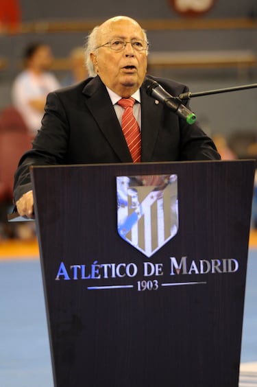 Su pasión por el club comienza en el antiguo Metropolitano al que acude desde comienzos de los años 50. 