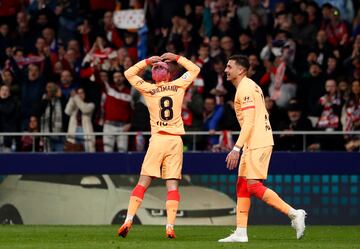 Griezmann celebra con la afición el 1-0 para el Atlético de Madrid. 

