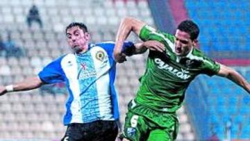<b>BUENAS MANERAS. </b>Ionel Danciulescu, el miércoles, pugna con el jugador del Huesca Mustafá por un balón.
