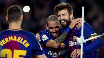 BARCELONA, 29/11/2017.- El defensa del FC Barcelona Gerard Piqué celebra con Paco Alcácer su gol, segundo del equipo frente al Murcia, durante el partido de vuelta de dieciseisavos de final de la Copa del Rey disputado hoy en el Camp Nou . EFE/ Enric Fontcuberta