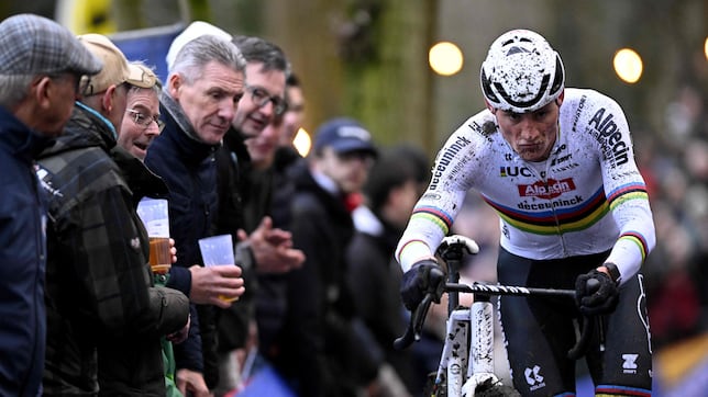 Hat-trick de Van der Poel antes de chocar con Van Aert