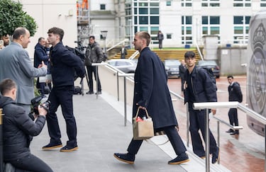 Mastantuono llegando al hotel en Manchester. 