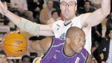 <b>TRIUNFAL. </b>Hopkins, ante la oposición del pívot de Unicaja, Daniel Santiago.