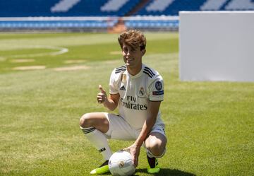 El jugador donostiarra ha sido presentado en el estadio Santiago Bernabéu de la mano de Florentino Pérez y acompañado de su familia. 