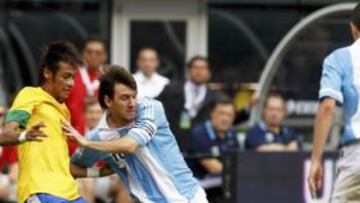 <b>GIGANTE. </b>Messi borró del campo a Neymar con su hat-trick