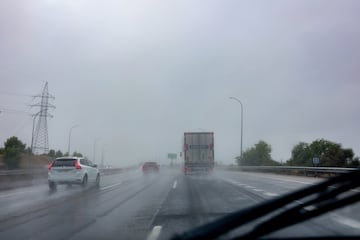 Varios vehículos circulan por la carretera en Madrid (España). La DANA, que llegó el pasado 1 de septiembre, ha traído abundantes precipitaciones a gran parte de la Península y Baleares.