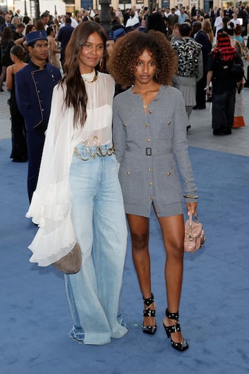 La modelo etíope Liya Kebede (izq.) posa con su hija Raee Kebede.
