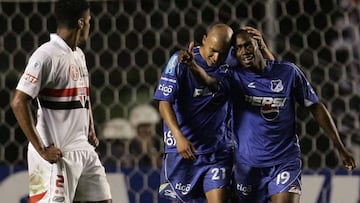 Luis Zapata y Jonathan Estrada celebrando un gol con Millonarios ante Sao paulo por la Copa Sudamericana 2007.