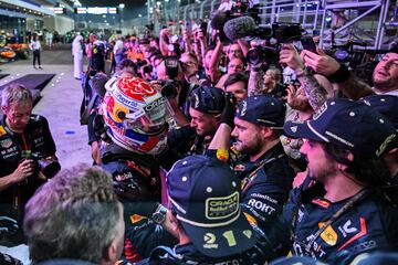 El piloto holandés de Red Bull Racing, Max Verstappen, celebra su tercer título mundial después de la carrera al esprint previa al Gran Premio de Fórmula Uno de Qatar en el Circuito Internacional de Losail.