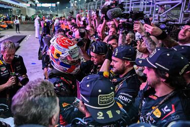 El piloto holandés de Red Bull Racing, Max Verstappen, celebra su tercer título mundial después de la carrera al esprint previa al Gran Premio de Fórmula Uno de Qatar en el Circuito Internacional de Losail.