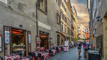 Imagen de una calle de Roma con una cafetería