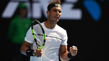 Rafa Nadal celebra un punto ante Florian Mayer durante su partido de primera ronda del Open de Australia.