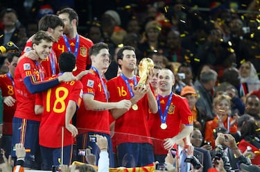 Sergio Busquets, y sus compañeros, hicieron felices a toda España aquel 11 de julio de 2010. Desde Johannesburgo, España levantó su primer, y hasta el momento el único, título de campeón del mundo de fútbol masculino.