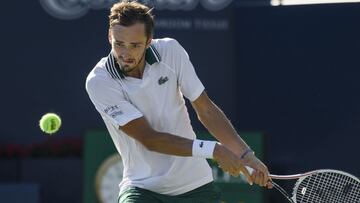Daniil Medvedev devuelve una bola durante su partido ante Reilly Opelkaen la final del National Bank Open, el Masters 1.000 de Canadá, en Toronto, Canadá.