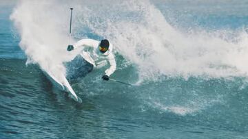 El esquiador franc&eacute;s Candide Thovex esqu&iacute;a una ola para su v&iacute;deo viral Quattro 2 producido con Audi. 