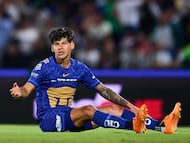 Robert Morales se lamenta en el paso después de fallar con la portería abierta.