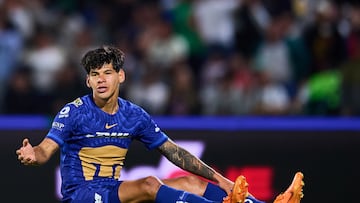 Robert Morales se lamenta en el paso después de fallar con la portería abierta.