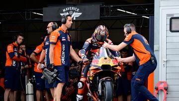 Maverick Viñales sale del box de KTM en MotoGP.