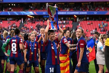 Aitana Bonmatí con la copa. 