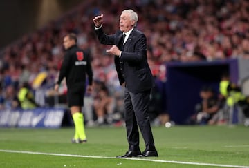 Carlo Ancelotti dando instrucciones a sus jugadores.