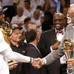 Why is the Los Angeles Lakers’ LeBron James changing from No. 6 back to No. 23?