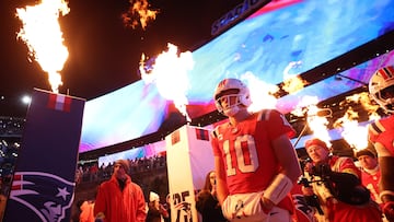 FOXBOROUGH, MASSACHUSETTS - DECEMBER 01: Drake Maye #10 of the New England Patriots walks onto the field prior to the game against the New York Giants at Gillette Stadium on December 01, 2025 in Foxborough, Massachusetts. Maddie Meyer/Getty Images/AFP (Photo by Maddie Meyer / GETTY IMAGES NORTH AMERICA / Getty Images via AFP)