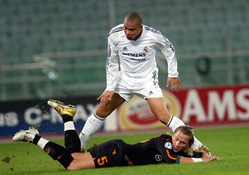 8 de diciembre de 2004. El Roma fue sancionado por el lanzamiento de una moneda al árbitro en el partido de Champions Roma-Dinamo de Kiev. 