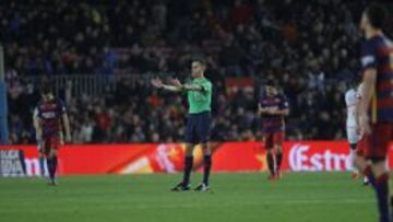 S&aacute;nchez Mart&iacute;nez decreta el final del partido entre Barcelona y Deportivo de la Coru&ntilde;a. 
 
 