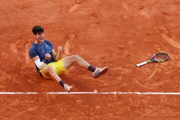 Alcaraz celebra su primer t¨ªtulo en Roland Garros.