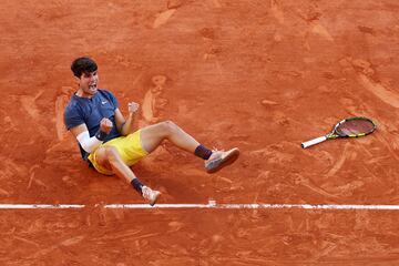 Alcaraz celebra su primer título en Roland Garros. 