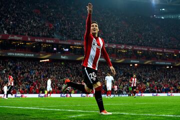 Tras pasar por la cantera del Athletic, no llegó a debutar con el primer cuando se marchó al Burgos a comenzar en el fútbol profesional. Fichó por el Real Valladolid en 2005 y su buen hacer goleador le llevó de vuelta al Athletic en enero de 2006. En verano de 2008 fue traspasado al Mallorca, para sorpresa de la afición bilbaína.