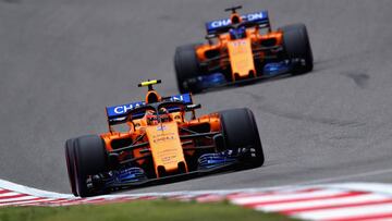 Stoffel Vandoorne y Fernando Alonso, pilotos de McLaren, durante la clasificaci&oacute;n del GP de China de F1.