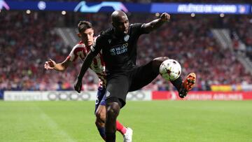 Éder Álvarez Balanta en un partido de Brujas ante Atlético Madrid en Champions League.