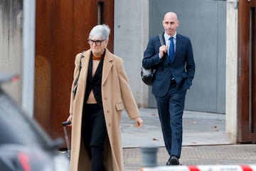 Salida de Luis Rubiales de la Audiencia Nacional junto a su abogada, Olga Tubau.