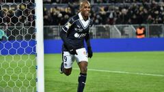 Diego Rol&aacute;n celebra un gol con el Burdeos en Ligue 1.