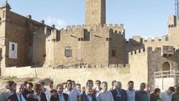 <b>OFRENDA. </b>Como es tradición en Osasuna la plantilla del equipo navarro acudió ayer a la Basílica de Javier para pedir a San Francisco Javier que les ayude a lo largo de la temporada. Tras la tradicional ofrenda floral, la totalidad de componentes del club rojillo asistieron a una misa.