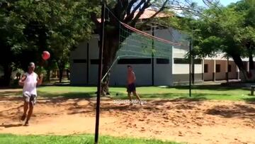 ¡Jugó futvóley! Ronaldinho pasa así sus días en la cárcel