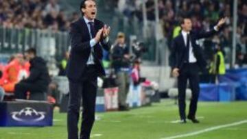 Emery da instrucciones a los suyos con Allegri al fondo.