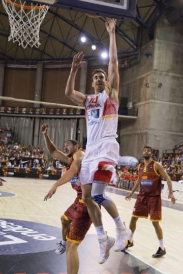 Víctor Claver ante Bojan Trajkovski.